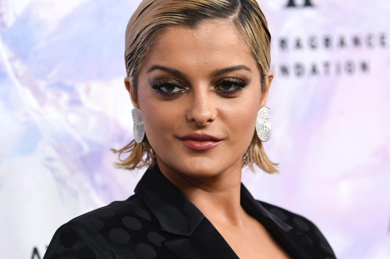 Mblodhi gati 100 mijë dollar për familjet e dëmtuara nga tërmeti, Bebe Rexha niset drejt Shqipërisë me një valixhe me ëmbëlsira