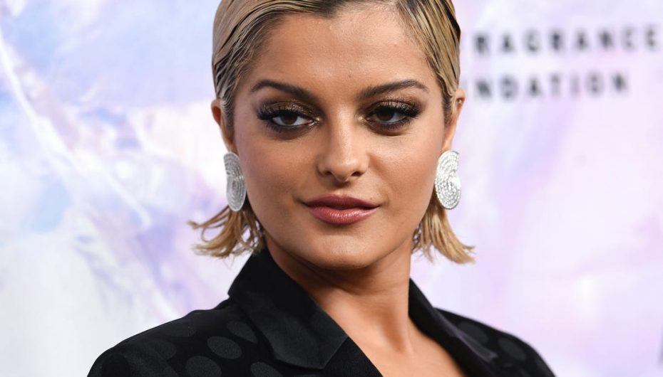 Mblodhi gati 100 mijë dollar për familjet e dëmtuara nga tërmeti, Bebe Rexha niset drejt Shqipërisë me një valixhe me ëmbëlsira