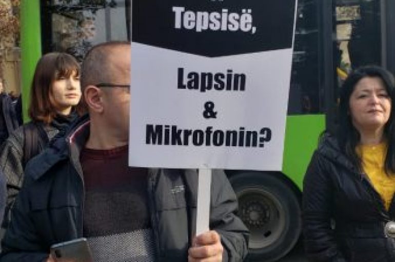 Paketa anti-shpifje/ Media braktis Kuvendin, gazetarët në protestë