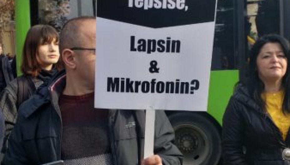 Paketa anti-shpifje/ Media braktis Kuvendin, gazetarët në protestë
