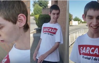 Ky djalë me nevoja të veçanta ecën për herë të parë