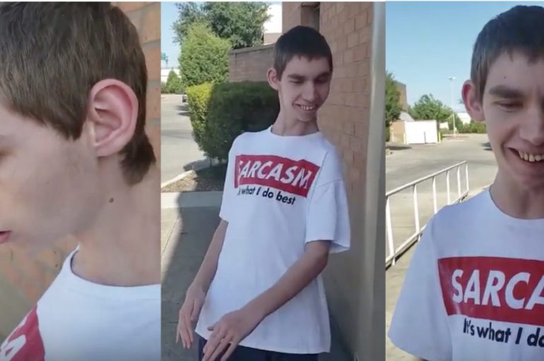 Ky djalë me nevoja të veçanta ecën për herë të parë