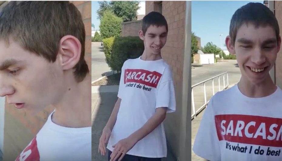 Ky djalë me nevoja të veçanta ecën për herë të parë