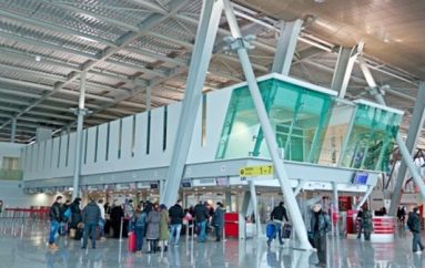 Ulet numri i vizitorëve të huaj në vendin tonë, rritet dëshira e shqiptarëve për të “eksploruar” botën