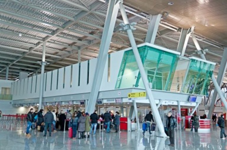 Ulet numri i vizitorëve të huaj në vendin tonë, rritet dëshira e shqiptarëve për të “eksploruar” botën