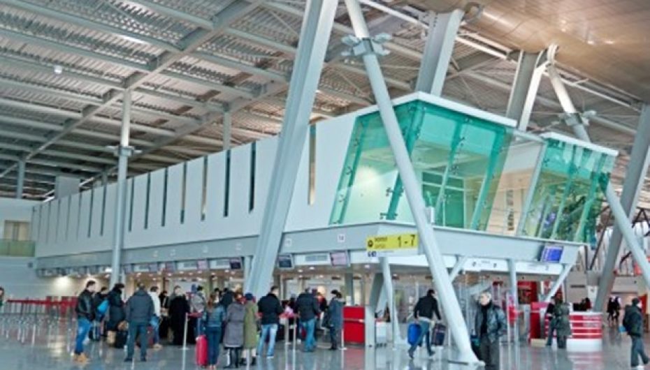 Ulet numri i vizitorëve të huaj në vendin tonë, rritet dëshira e shqiptarëve për të “eksploruar” botën