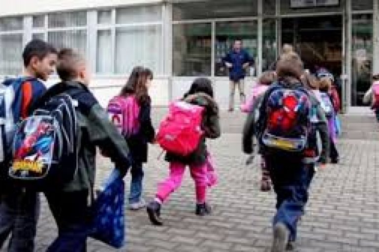 13 ditë pas tragjedisë së tërmetit, nxënësit rikthehen normalisht në bankat e shkollës