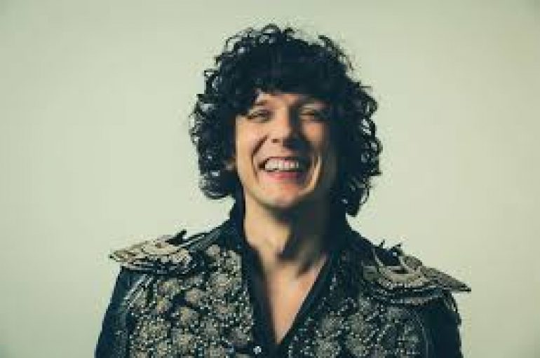 Tërmeti/ Ermal Meta merr përsipër ndërtimin e shtëpisë për një familje