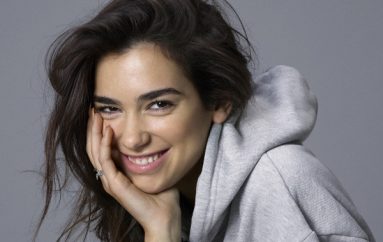 Dua Lipa nxjerr në shitje bluzat e krijuara enkas për të ndihmuar të prekurit nga tërmeti