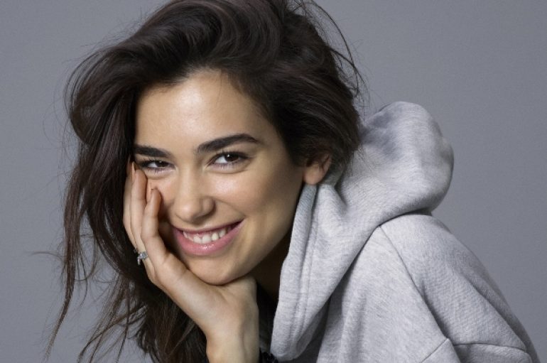 Dua Lipa nxjerr në shitje bluzat e krijuara enkas për të ndihmuar të prekurit nga tërmeti