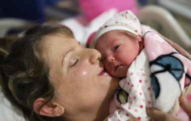 Tërmeti i shkatërroi shtëpinë, gruaja sjell në jetë fëmijën në çadrat e emergjencës