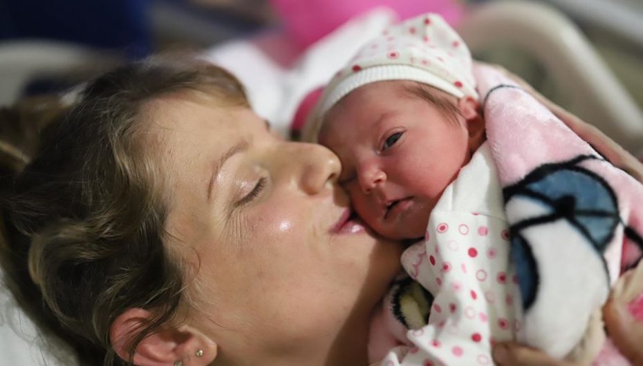 Tërmeti i shkatërroi shtëpinë, gruaja sjell në jetë fëmijën në çadrat e emergjencës