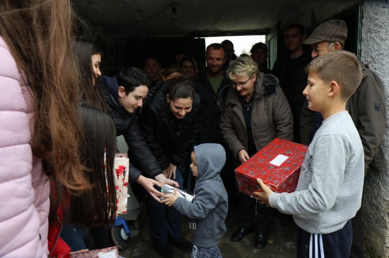 Nënësit e shkollës “Edit Durham” dërgojnë dhurata për fëmijët e prekur nga tërmeti