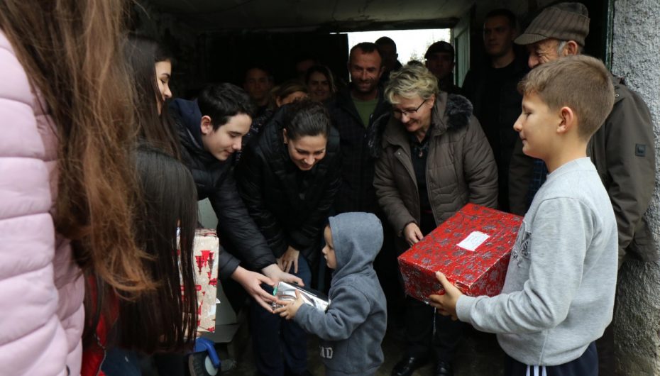 Nënësit e shkollës “Edit Durham” dërgojnë dhurata për fëmijët e prekur nga tërmeti