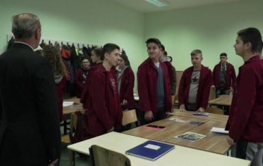 Shkollat në Prishtinë i hapin dyert për fëmijët e ardhur nga Shqipëria