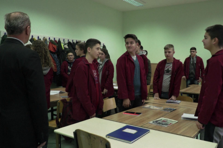 Shkollat në Prishtinë i hapin dyert për fëmijët e ardhur nga Shqipëria