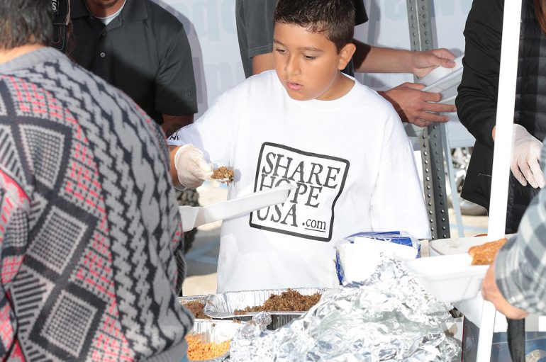 Historia e 12 vjeçarit që ka ndihmuar 9000 të pastrehë!