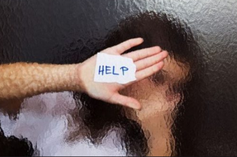 SKANDALI I ABUZIMIT SEKSUAL NË KAMËZ BËRI PËR HERË TË PARË BASHKË VIPAT DHE NJERËZIT E THJESHTË “PËR FËMIJËRINË E VJEDHUR” (FOTO)