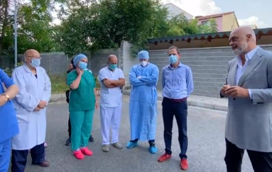 Kohë pandemie/ Mjekët, që tashmë “jetojnë” brenda spitaleve