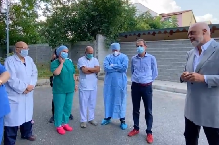 Kohë pandemie/ Mjekët, që tashmë “jetojnë” brenda spitaleve