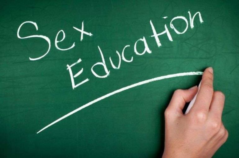 Edukata seksuale, problemi ende tek njohuritë e mësuesve!