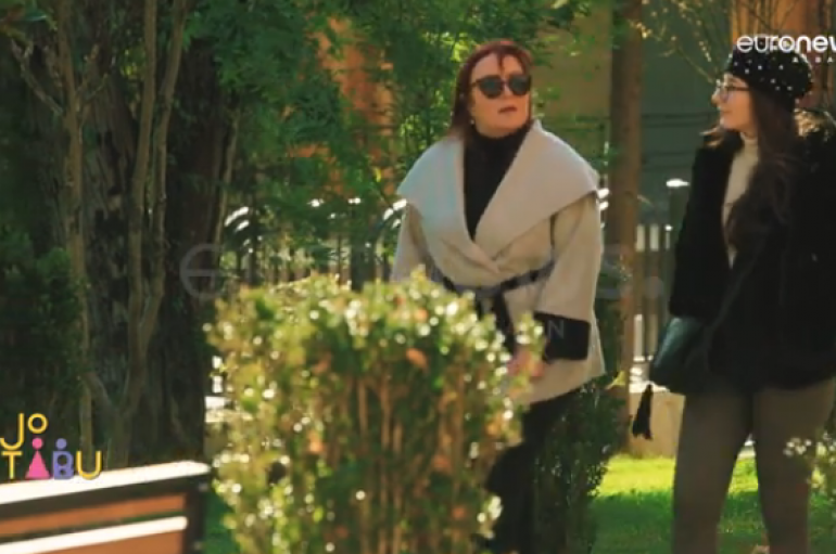 “Jo Tabu” Gazetarja Mimoza Koçiu: S’i lejoj vajzat të hapin rrjete sociale derisa të bëhen maxhorene