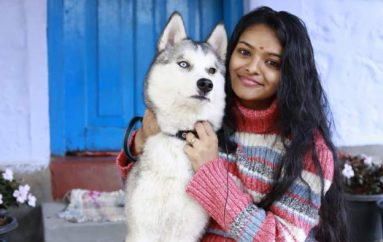 FOTO-LAJM/ Vajza që nuk largohej nga Ukraina pa qenin e saj