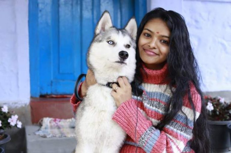 FOTO-LAJM/ Vajza që nuk largohej nga Ukraina pa qenin e saj