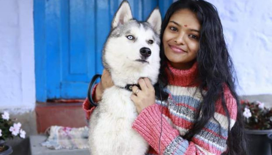 FOTO-LAJM/ Vajza që nuk largohej nga Ukraina pa qenin e saj