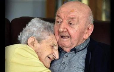 Dashuria e vërtetë ekziston, nëna 98-vjeçe bashkohet me djalin e saj 80-vjeçar në azil