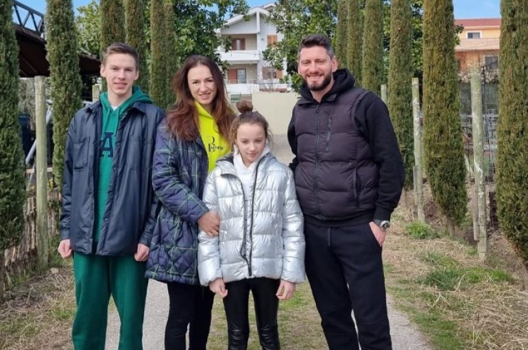 Shpëtuan nga lufta, nëna me dy fëmijë strehohen në Shqipëri