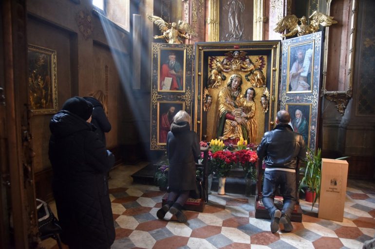 Shpresa e ukrainasve s’ka humbur, nuk harrojnë të luten në mes të luftës