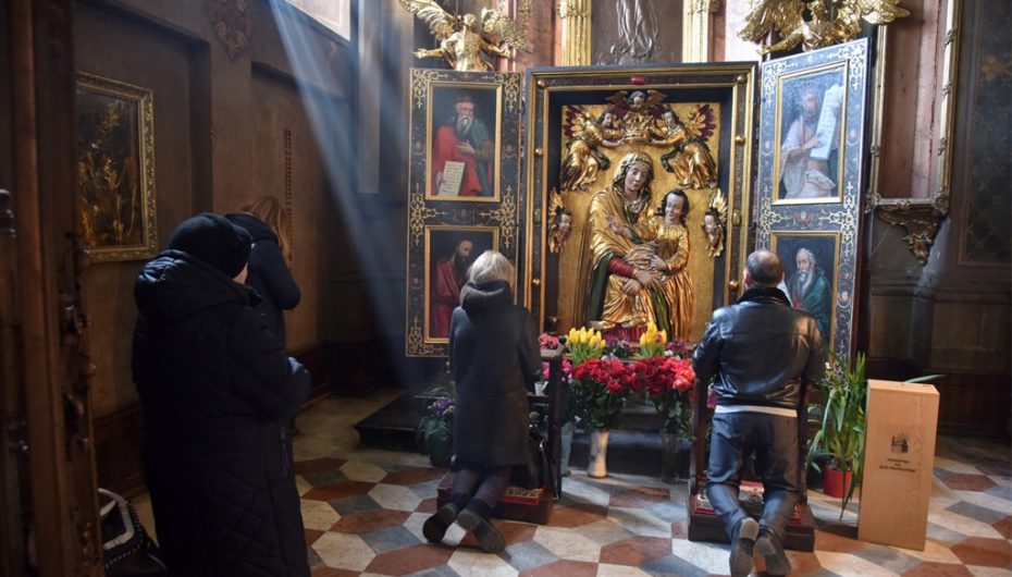 Shpresa e ukrainasve s’ka humbur, nuk harrojnë të luten në mes të luftës