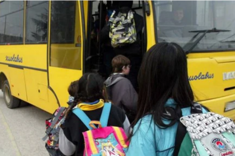 Shoferi i autobusit të shkollës me COVID, e zëvendëson kryebashkiaku