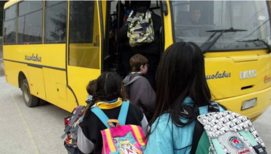 Shoferi i autobusit të shkollës me COVID, e zëvendëson kryebashkiaku