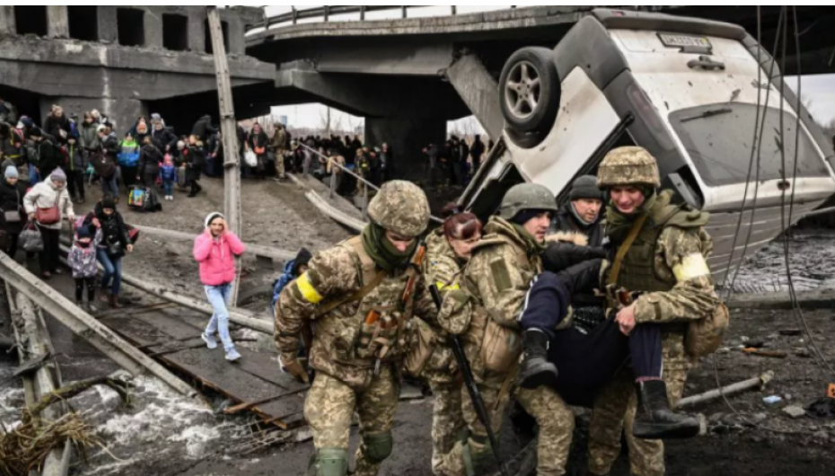 12 ditë luftë për mbjetesë, ukrainasit kalojnë në urën e shembur për t’i shpëtuar bombave