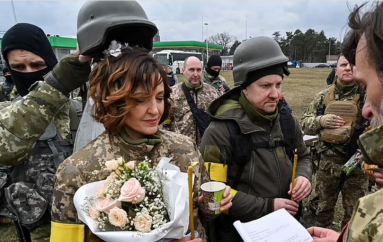 Dashuria në vijën e frontit, çifti ukrainas martohet me uniformë ushtarake