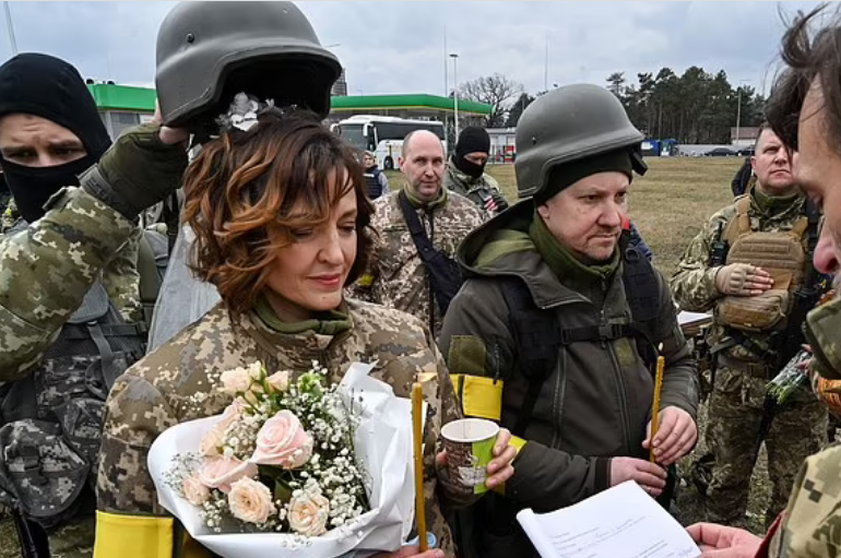 Dashuria në vijën e frontit, çifti ukrainas martohet me uniformë ushtarake