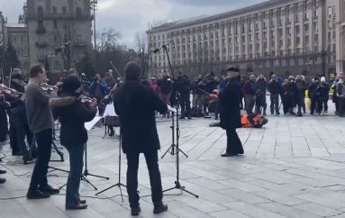 Një koncert paqeje në zemër të luftës