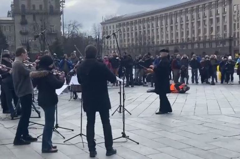 Një koncert paqeje në zemër të luftës