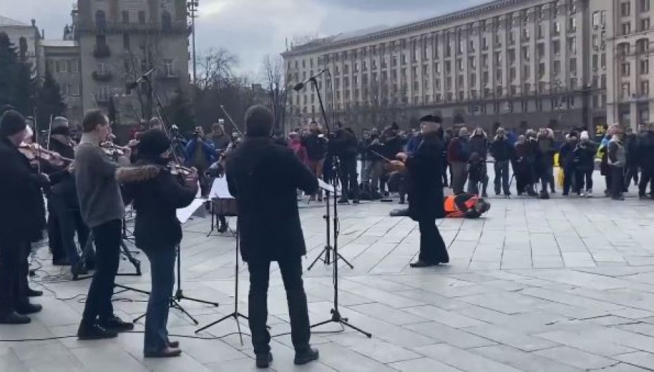 Një koncert paqeje në zemër të luftës