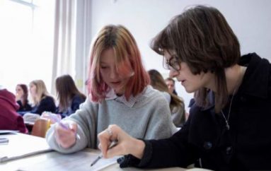 Nxënësit në Kiev i rikthehen sot mësimit online