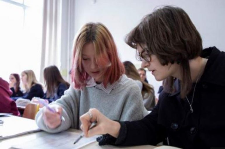 Nxënësit në Kiev i rikthehen sot mësimit online
