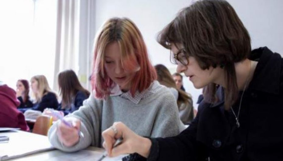 Nxënësit në Kiev i rikthehen sot mësimit online