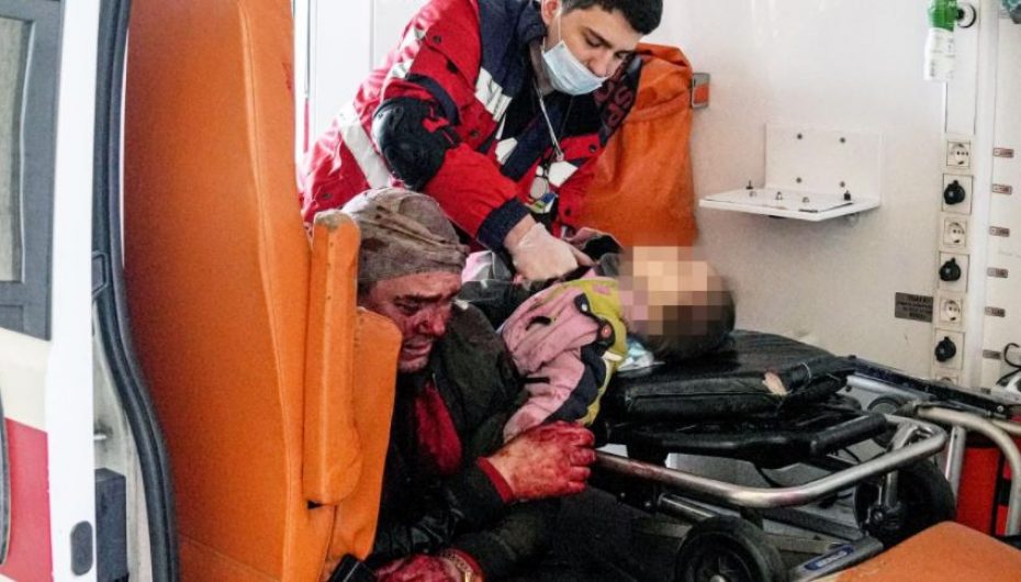 Moment prekës nga lufta në Ukrainë, mjeku përpiqet të shpëtojë 6 vjeçaren