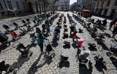 109 karroca ta zbrazura për 109 fëmijët e vrarë në Ukrainë