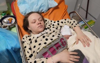 “Shtatzënë dhe e gjakosur duke vrapuar në luftë”, blogerja sjell në jetë vajzën e saj të parë