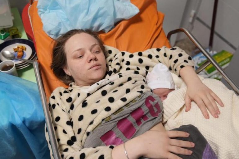 “Shtatzënë dhe e gjakosur duke vrapuar në luftë”, blogerja sjell në jetë vajzën e saj të parë