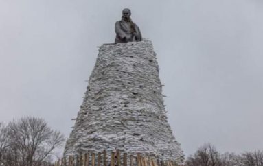 FOTO/ Si po e mbrojnë ukrainasit statujën e poetit nga sulmet ruse