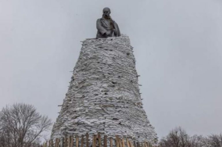 FOTO/ Si po e mbrojnë ukrainasit statujën e poetit nga sulmet ruse